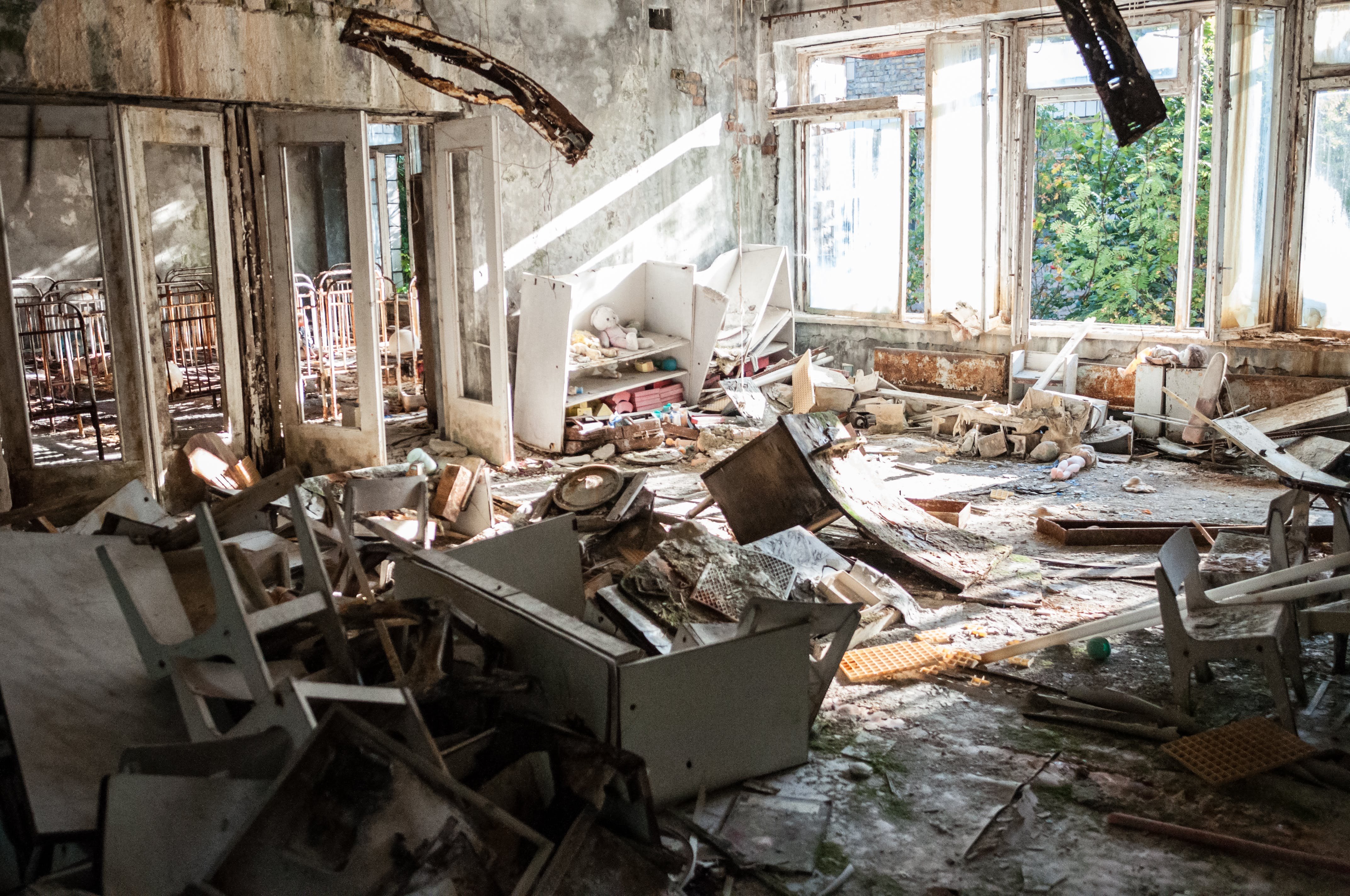 Разрушенная комната. Чернобыль 2022. Разрушенное здание внутри. Заброшенная грязная комната. Разрушенные заброшенные здания.