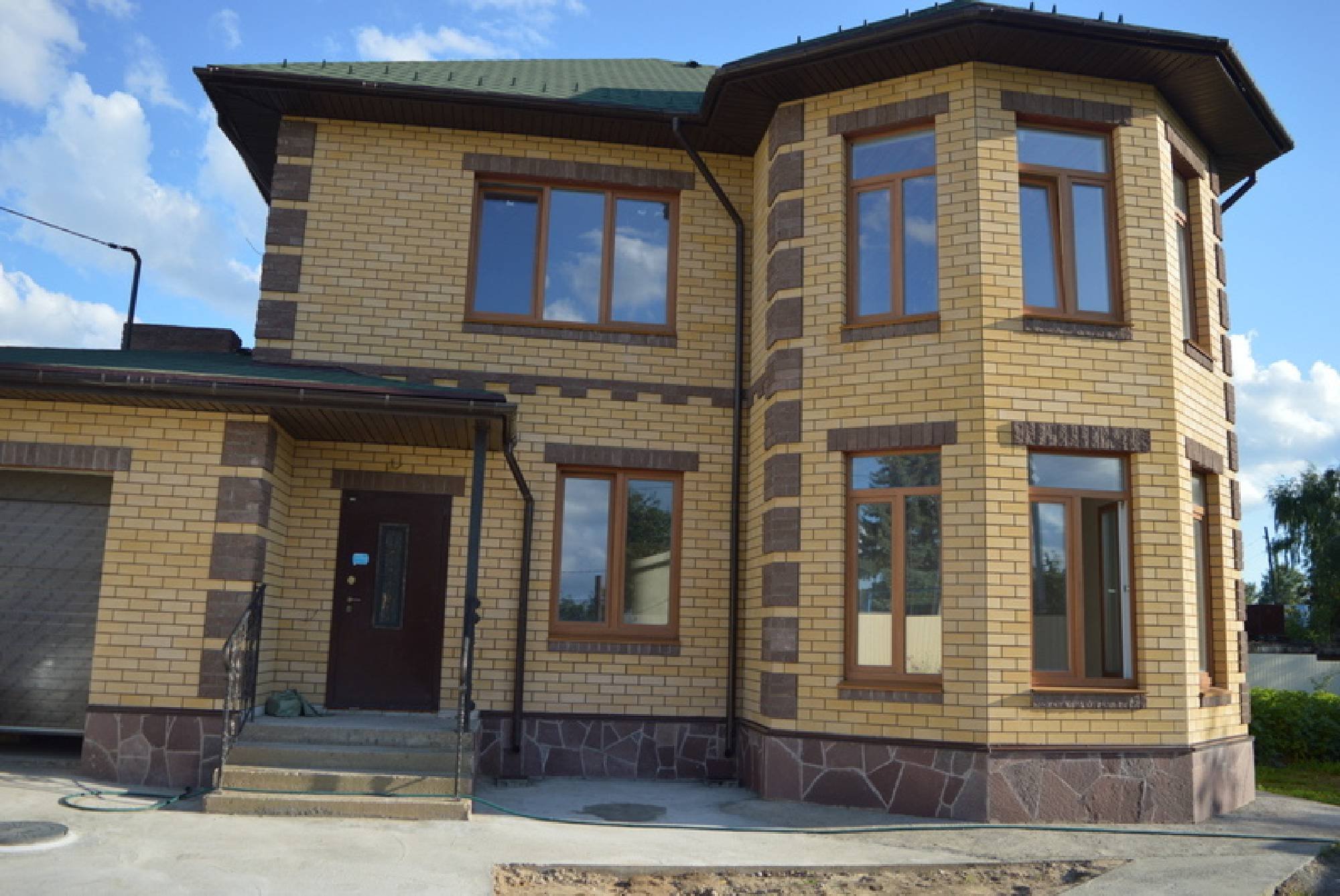 Кирпичный дом: фото традиционных фасадов и нестандартных архитектурных решений