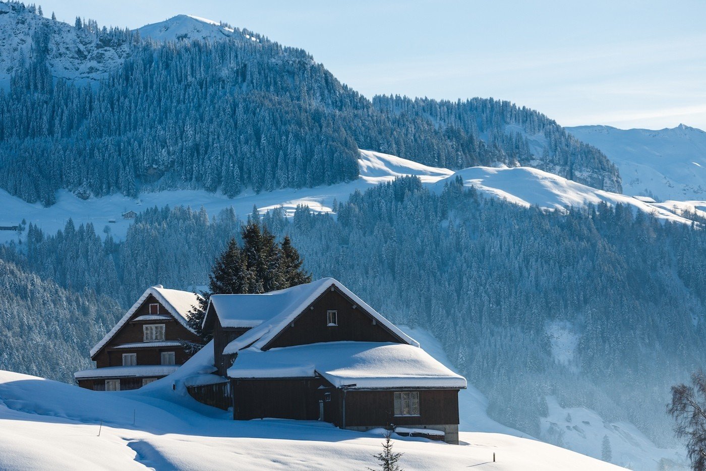 Горы снег дома. Домик пастуха в Альпах Chalet. Одинокий дом в горах Швейцарии. Финляндия Шале горы. Домики в Альпах Швейцарии.