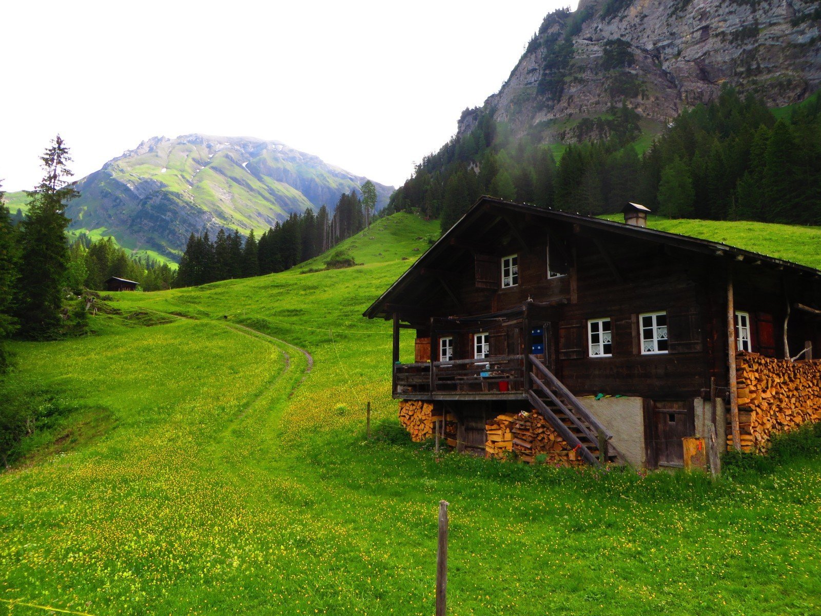 Сельский домик в горах швейцарии сколько стоит недвижимость в лондоне