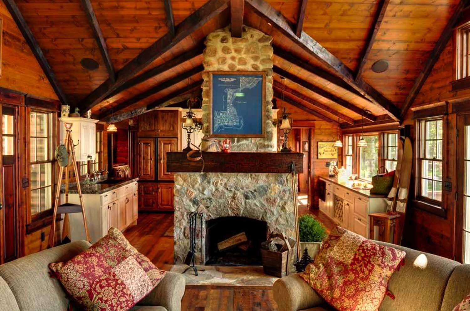 Фото дизайна деревенского дома. Деревенский стиль в интерьере. Комната в деревенском стиле. Уютная комната с камином. Домик в деревенском стиле.