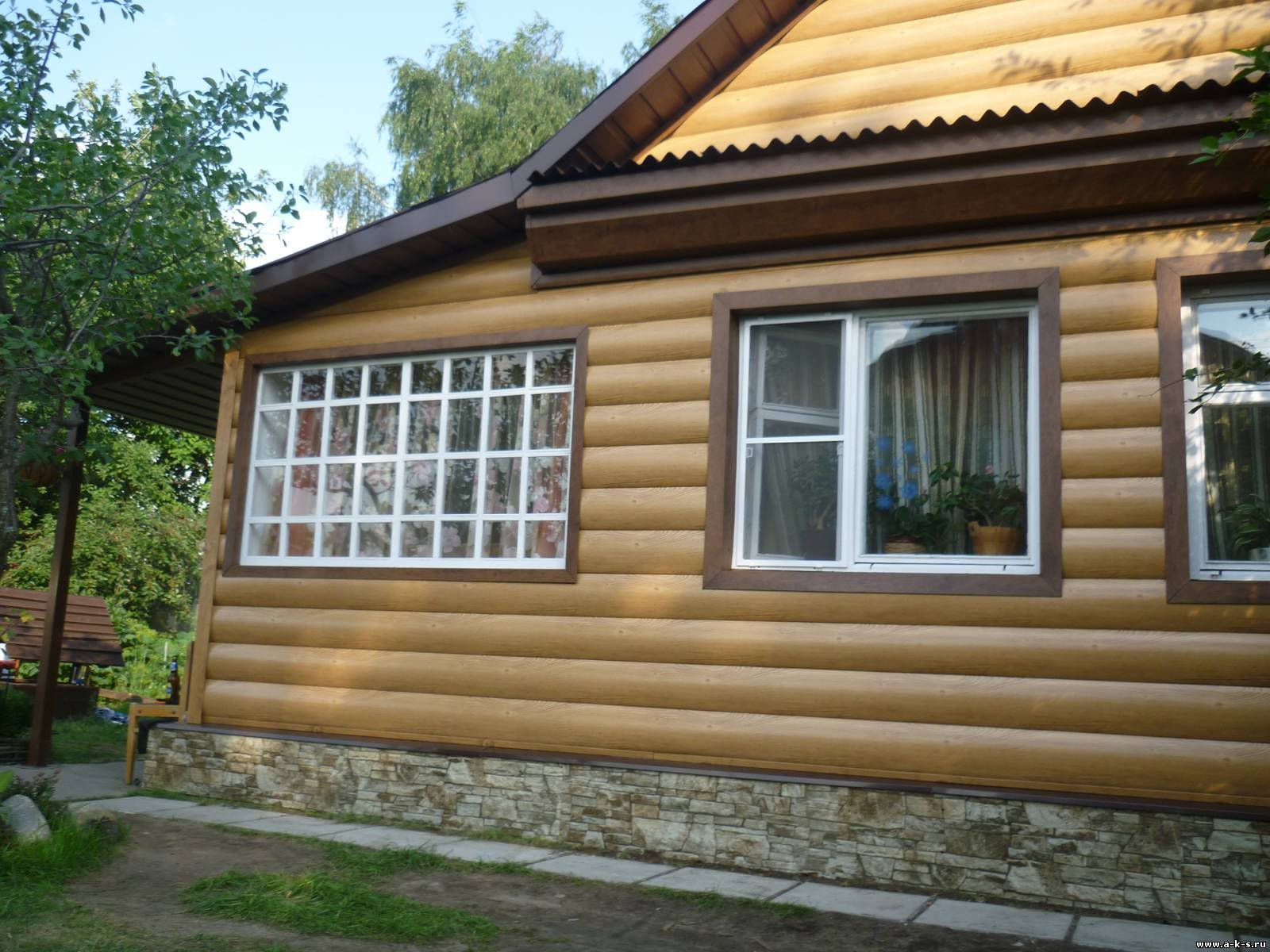 Фасад деревянного дома снаружи