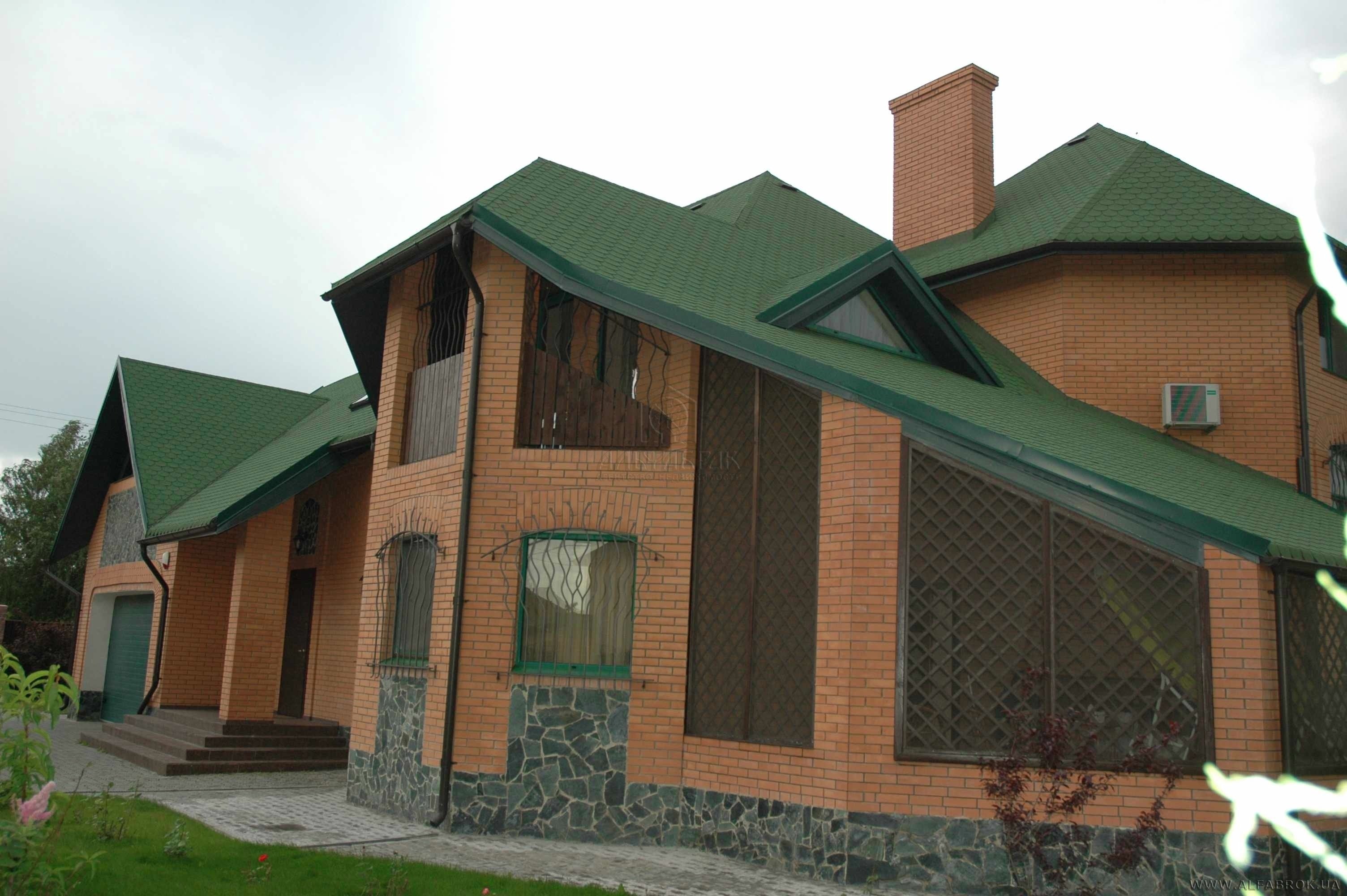 Красный кирпичный дом с зеленой крышей (51 фото)