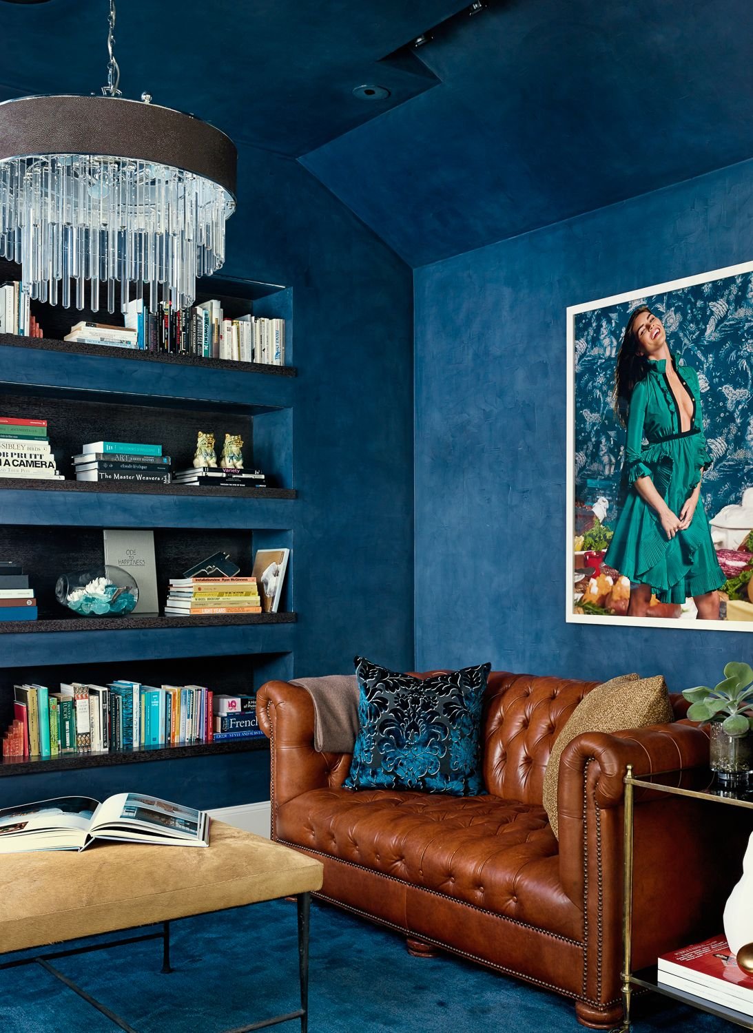 гостиная лофт с синим диваном
