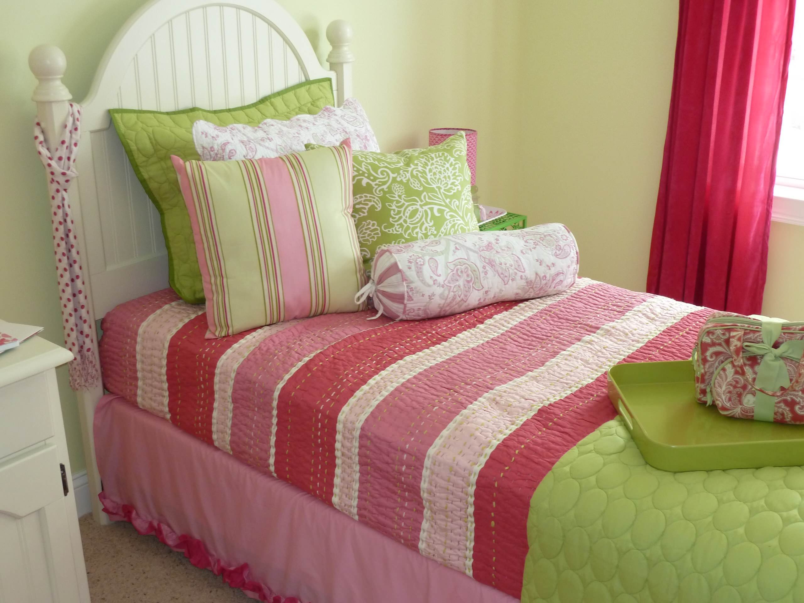 Формы зелено розовые. Спальня в зелено розовых тонах. Комната в розово зеленых тонах. Сочетание розового и зеленого в интерьере. Сочетание фисташкового и розового в интерьере.