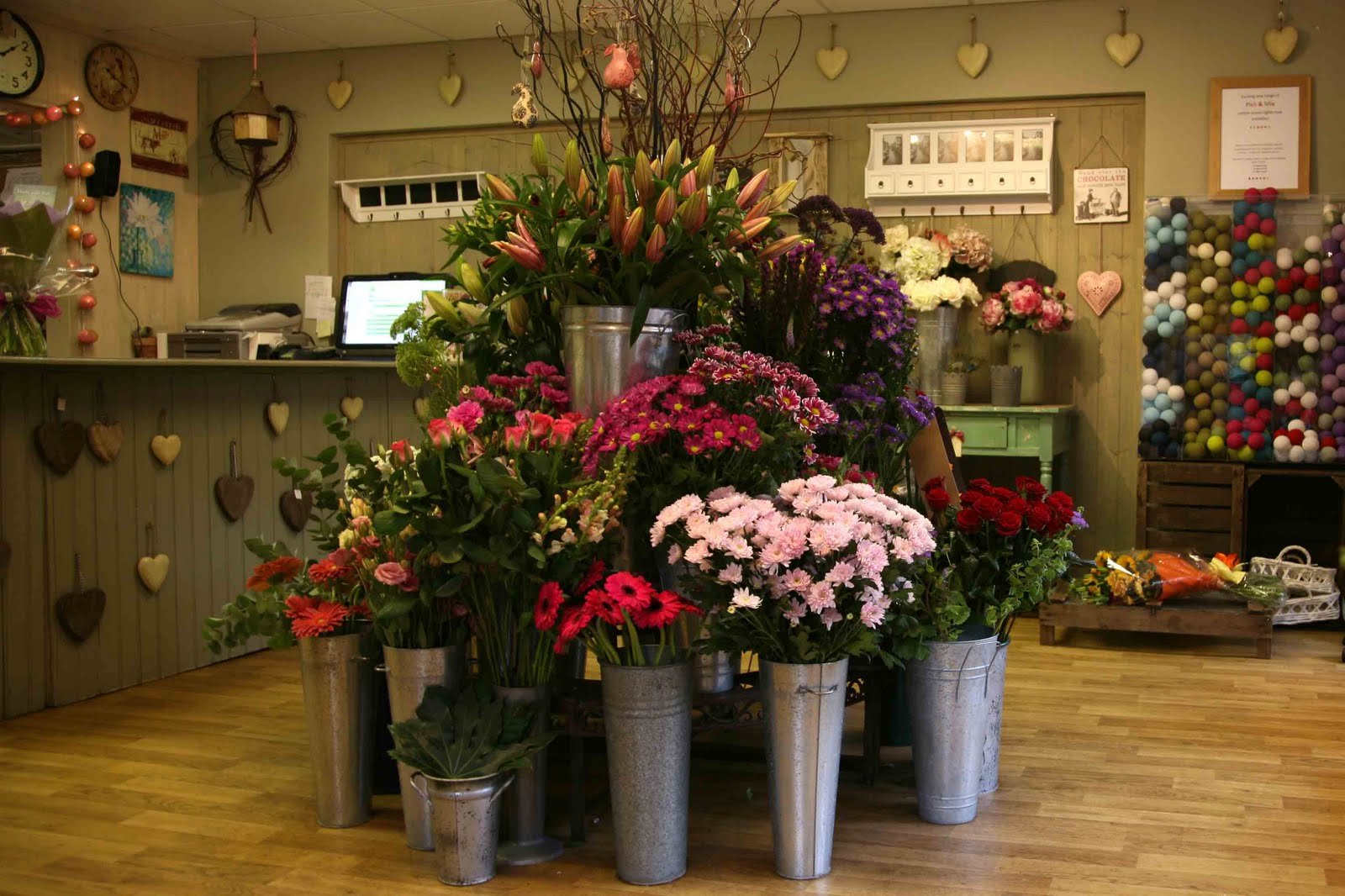 My flower shop. Интерьер цветочного салона. Красивый магазин цветов. Салон цветов интерьер. Интерьер цветочного магазина.