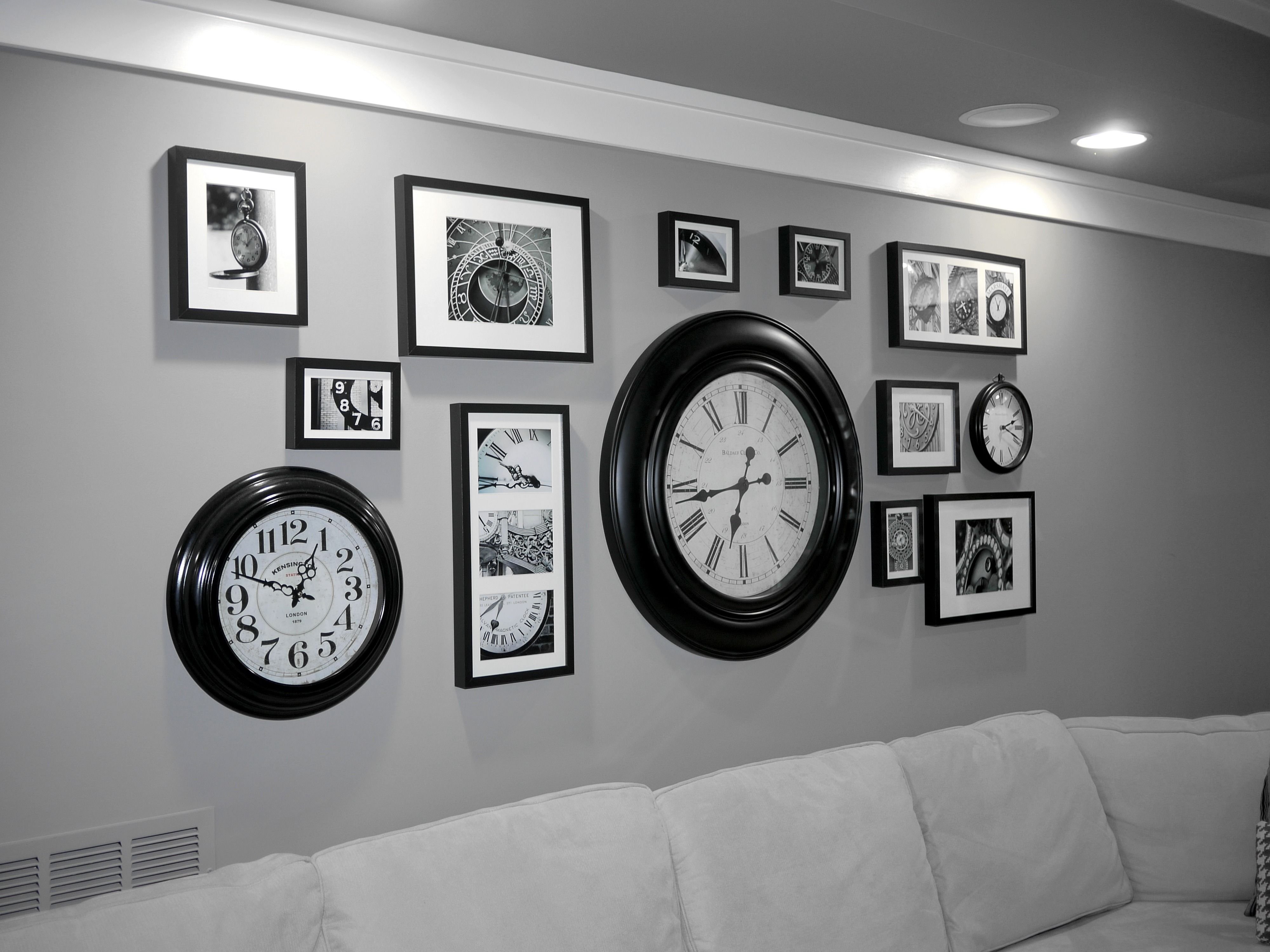 Часы и картины на одной стене в интерьере