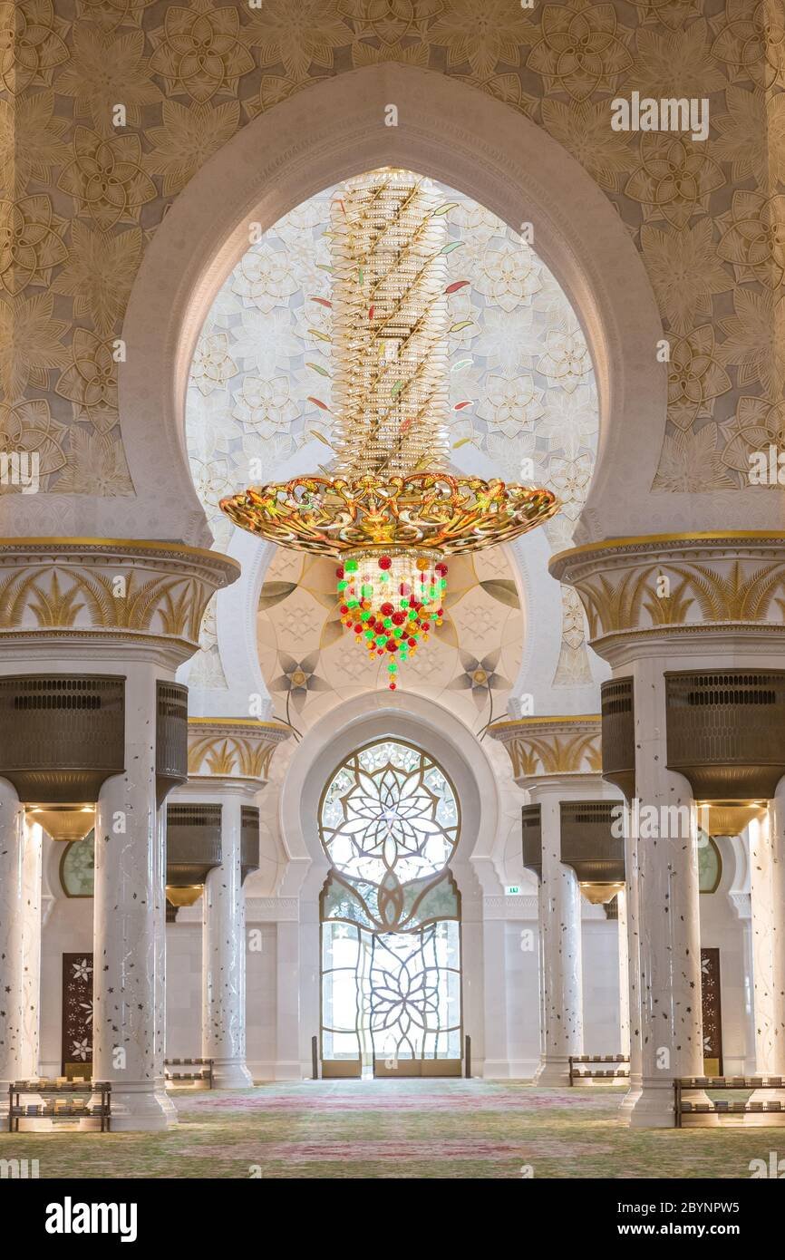 Молитвенный зал белой мечети Абу-Даби