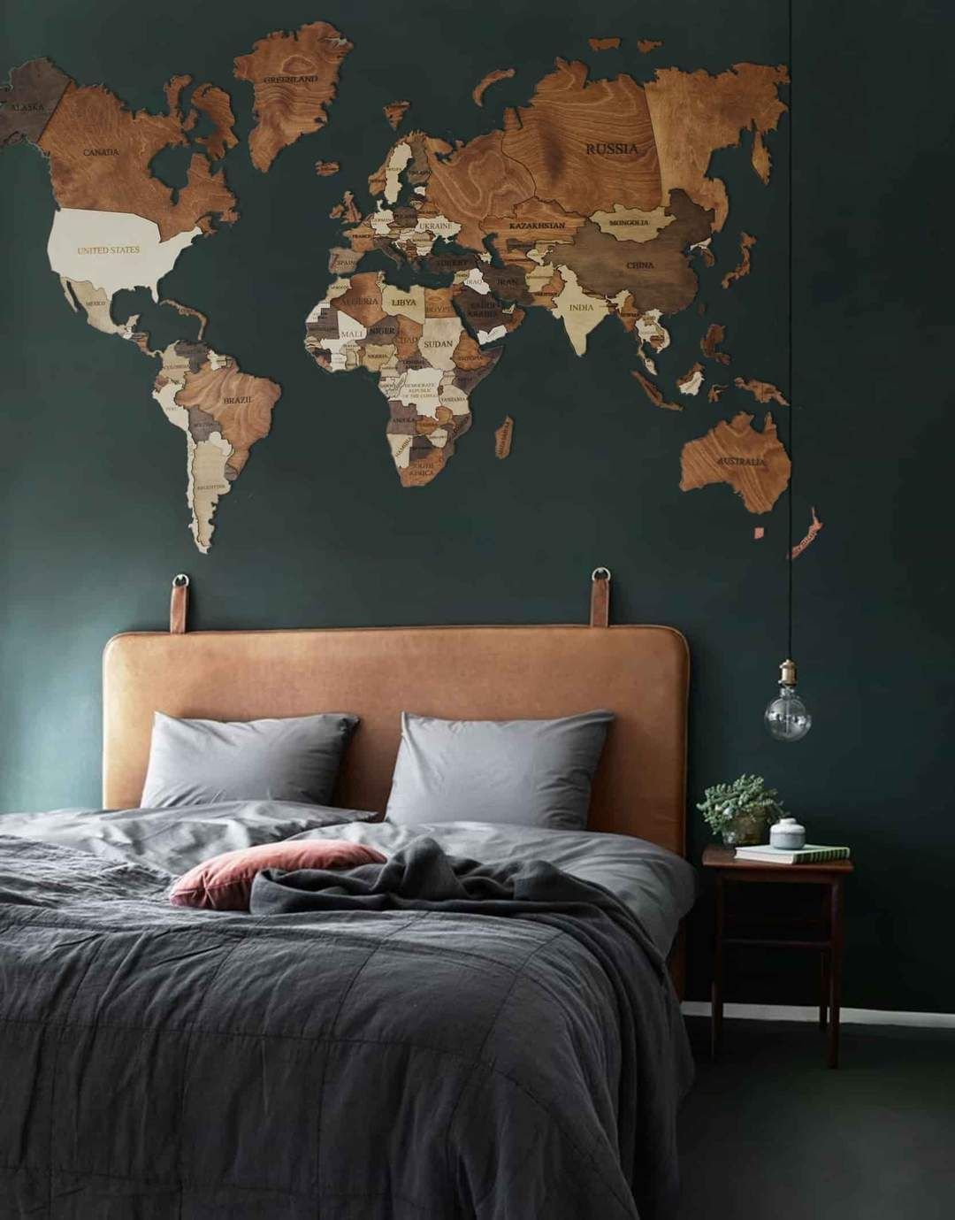 Карта мира в спальне
