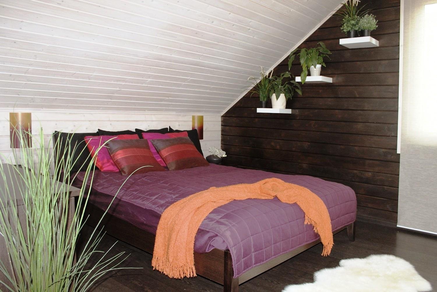 Спальня имитация бруса разный цвет стен