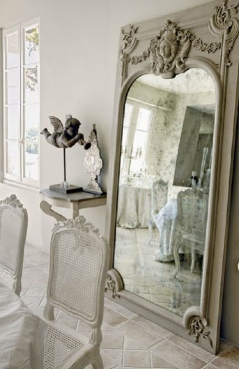 Зеркало в спальню в винтажном стиле