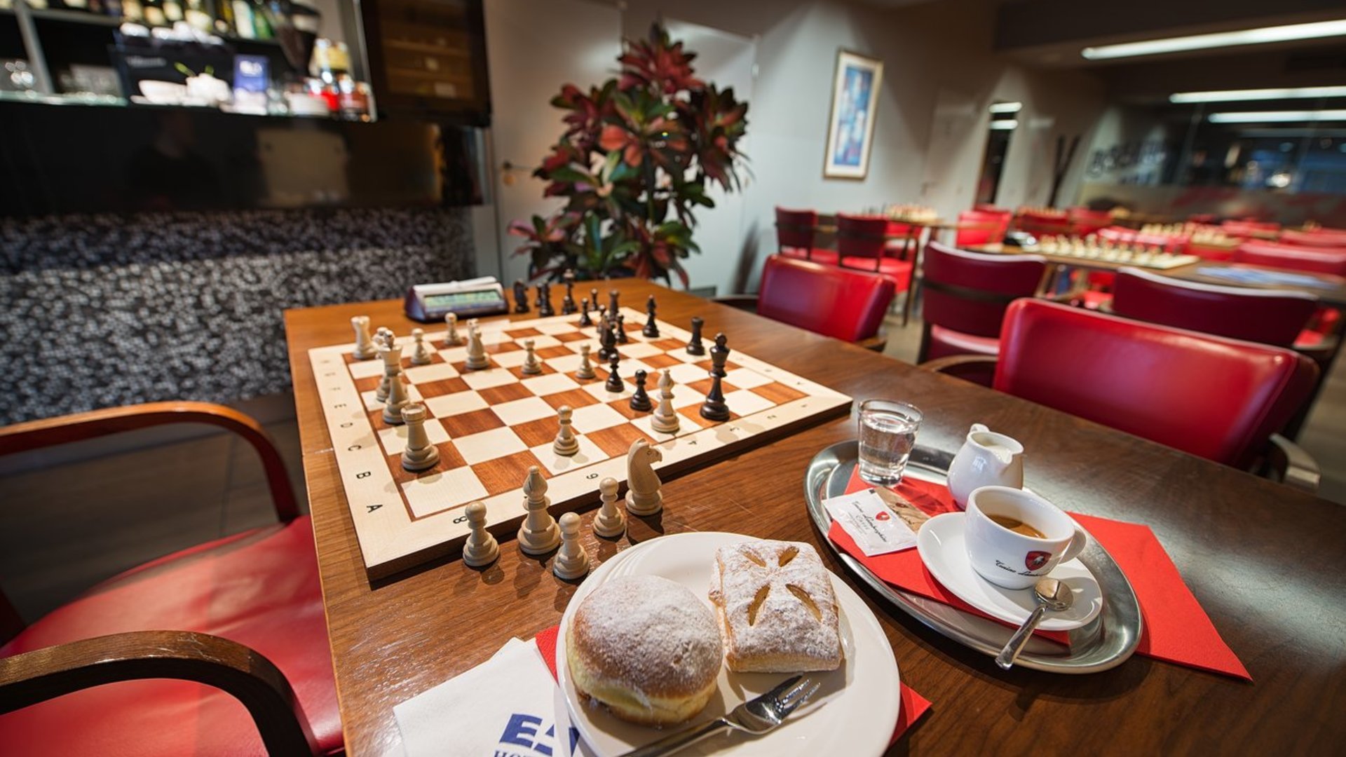 Играть шахматы кофе. Шахматное кафе. Шахматы в кафе. Ресторан шахматы. Шахматное кафе в Париже.