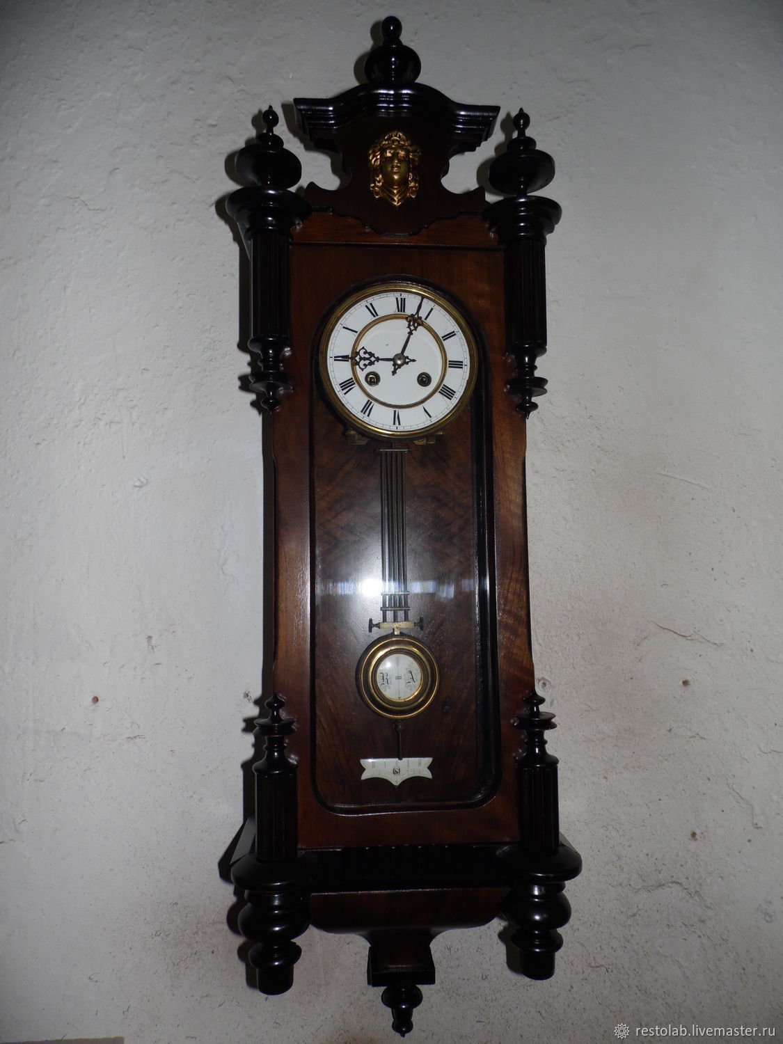 Часы аткарск. Антикварные часы настенные. Старинные настенные часы. Корпус старинных настенных часов. Часы настенные с боем.