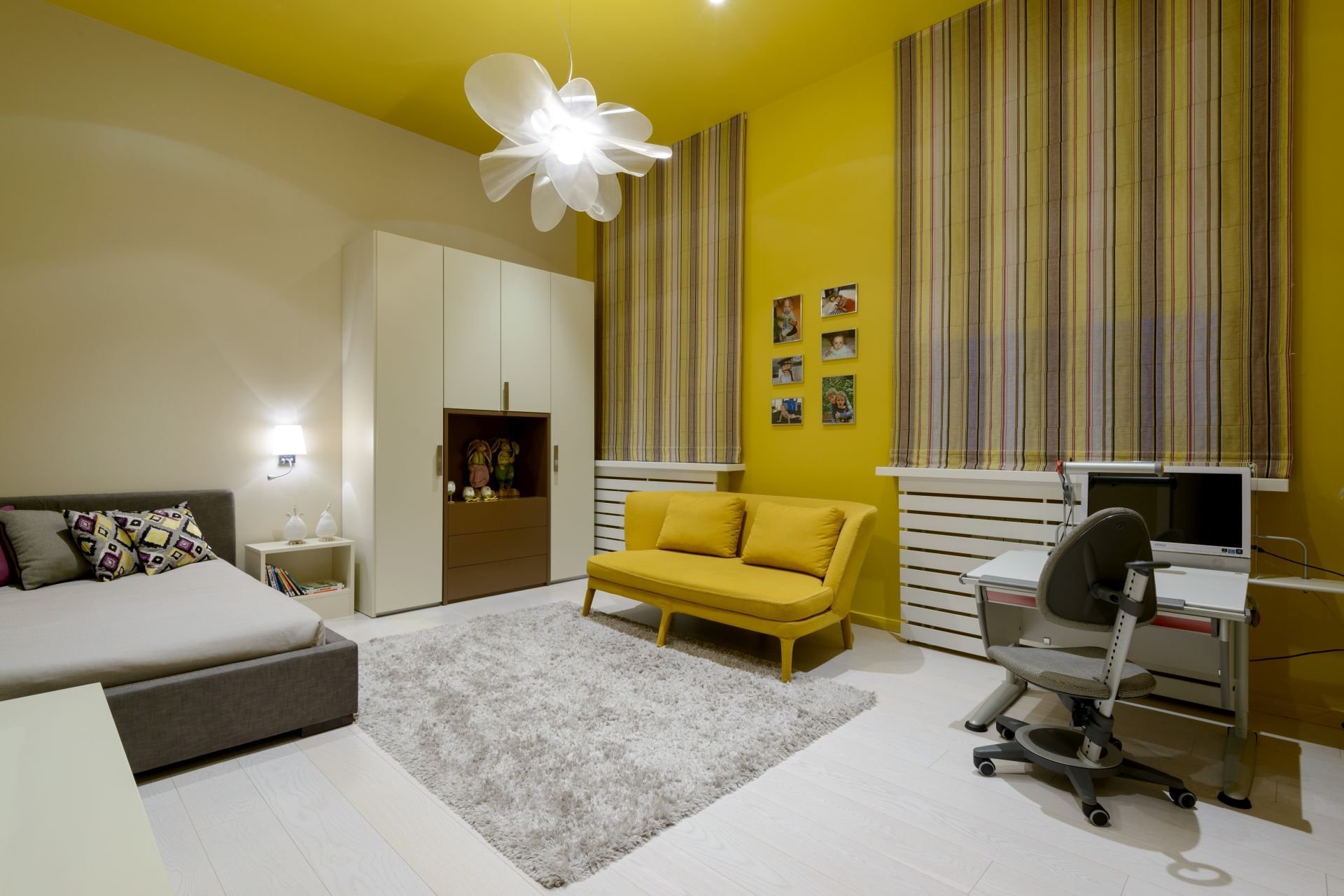 Горчичные обои. Желтый интерьер. Желтые стены в интерьере. Комната с желтыми стенами. Желтый диван в интерьере.