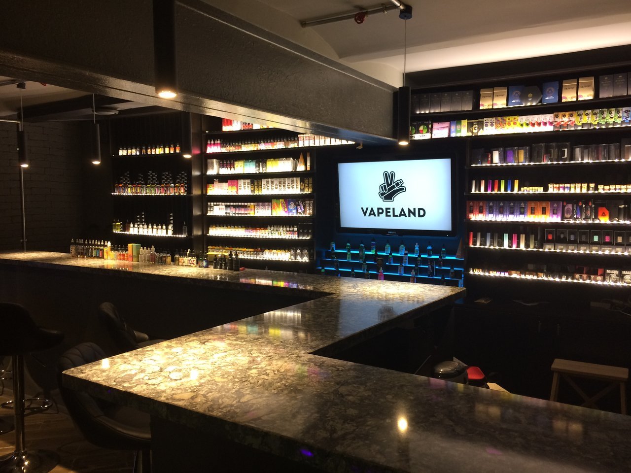 Вейп магазин в москве. Вейпшоп интерьер. Вейп шоп. Vape shop. Вейп бар Москва.