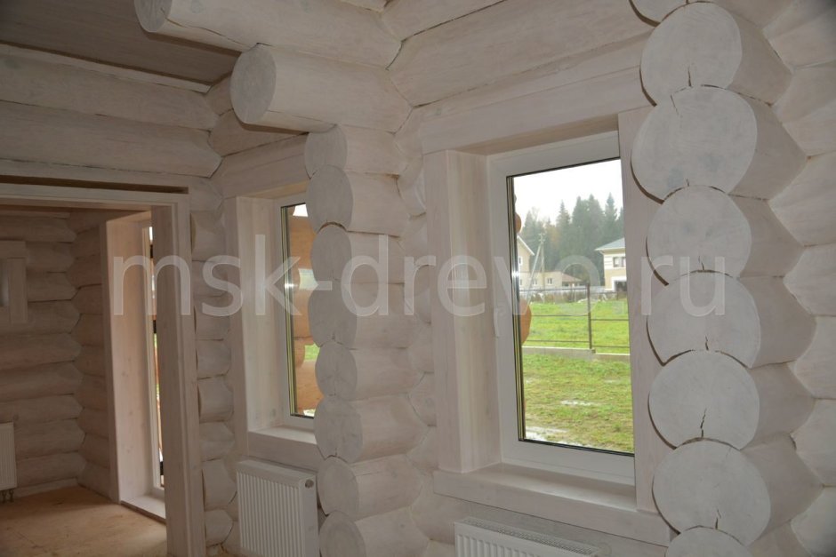 Облицовка окна изнутри в доме из бревна