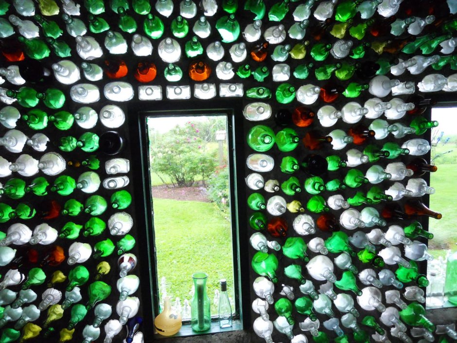 Дом из пустых стеклянных бутылок