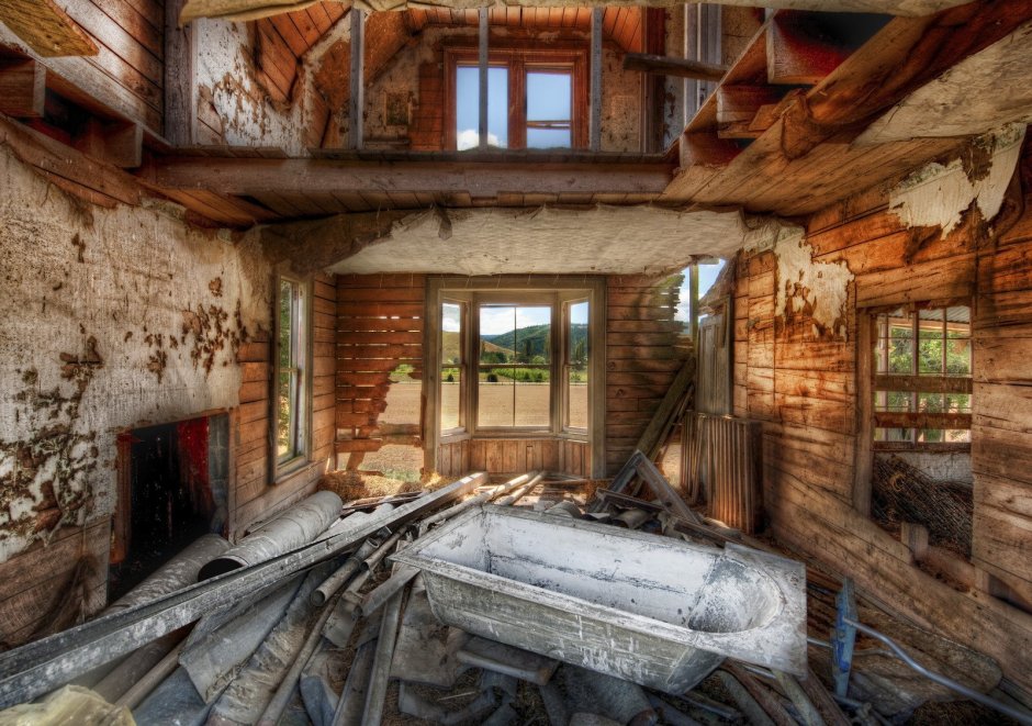 Разрушенный деревянный дом