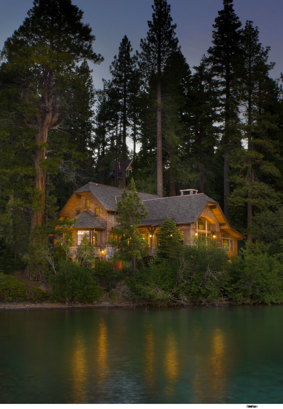 Американский дом у озера в лесу Тахо
