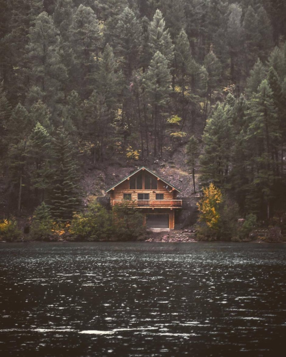 Домик возле озера в лесу