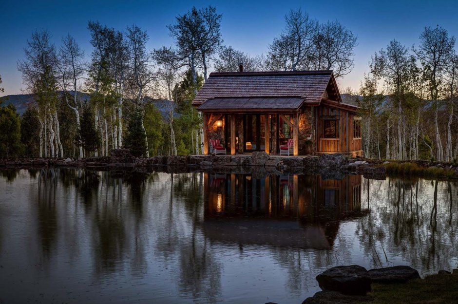 Деревенский дом у озера