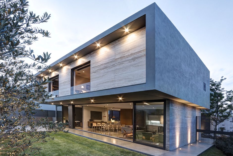 Современный дом из бетона и дерева