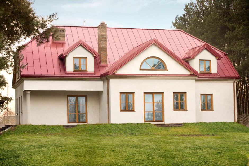Бирюзовый дом с красной крышей