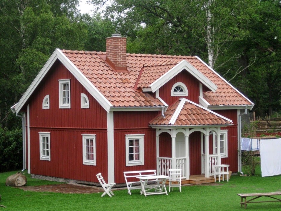 Коричневый дом с красной крышей