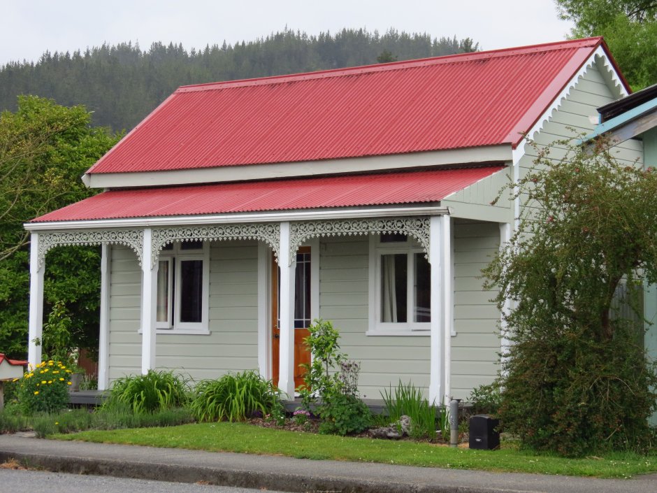 Бревенчатый дом с красной крышей