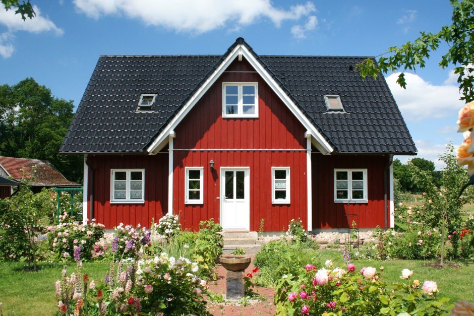 Желтый деревянный дом с красной крышей