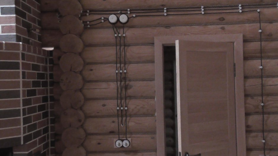 Проводка на изоляторах в деревянном доме