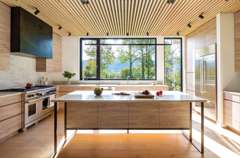 Кухня с деревянным потолком с большими окнами дизайн фото