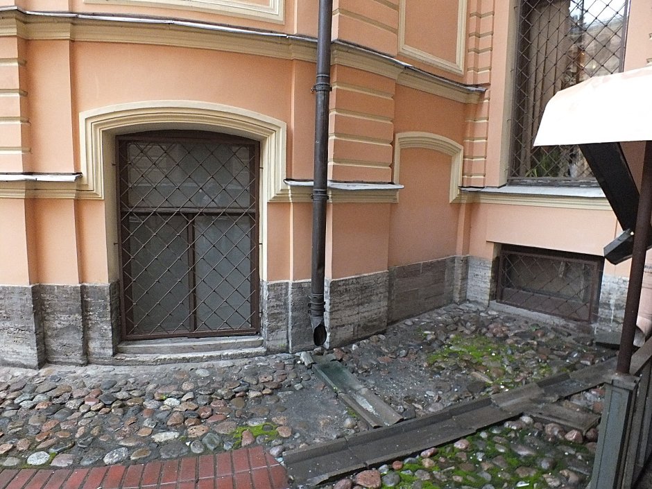 Закопанные здания в Санкт-Петербурге