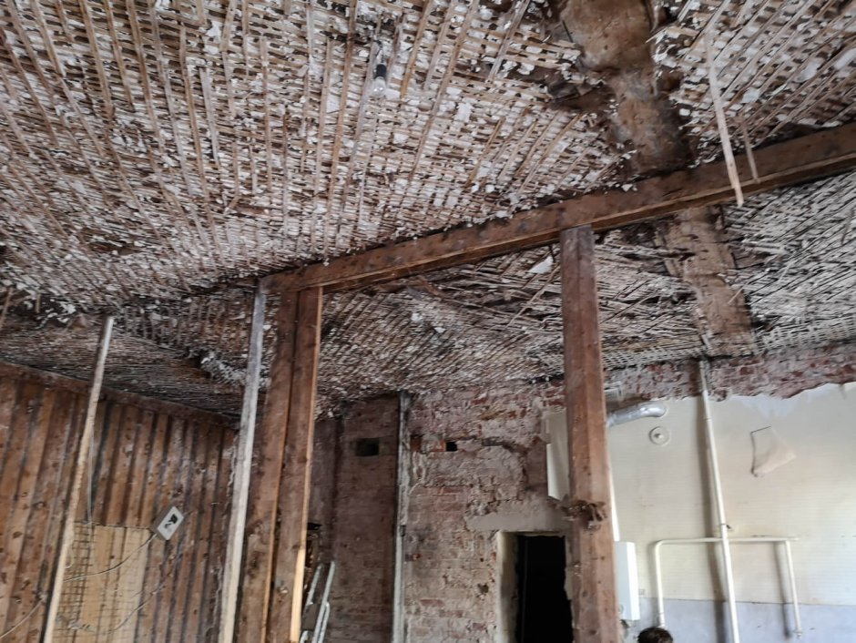 Потолки в сталинке с деревянными перекрытиями