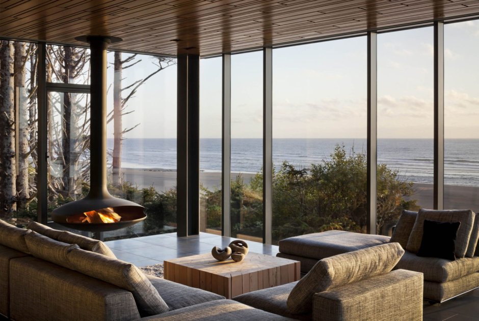 Дом на берегу моря с панорамными окнами