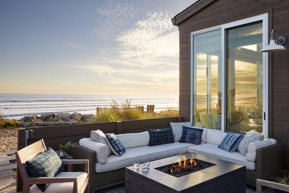Дом у моря с панорамными окнами