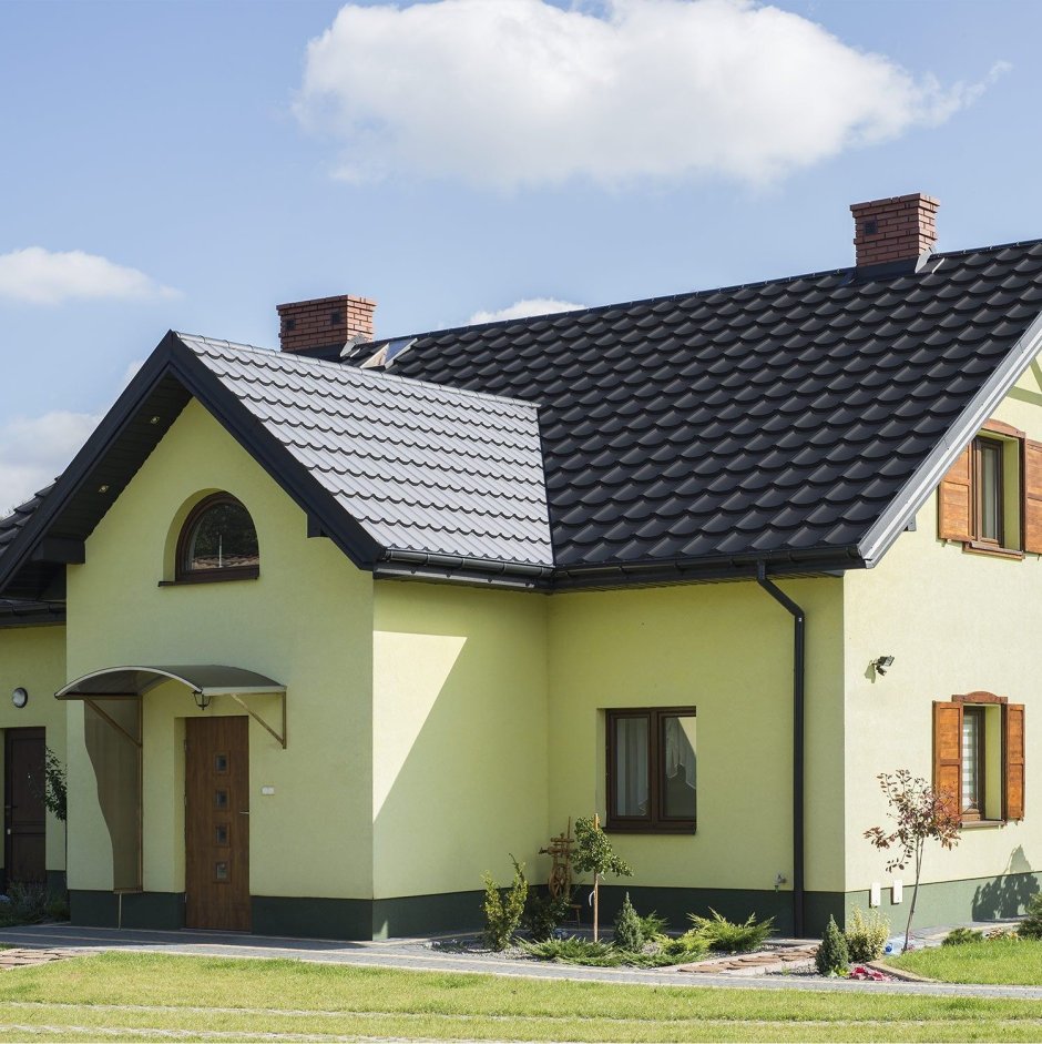 Фасады домов с коричневой крышей