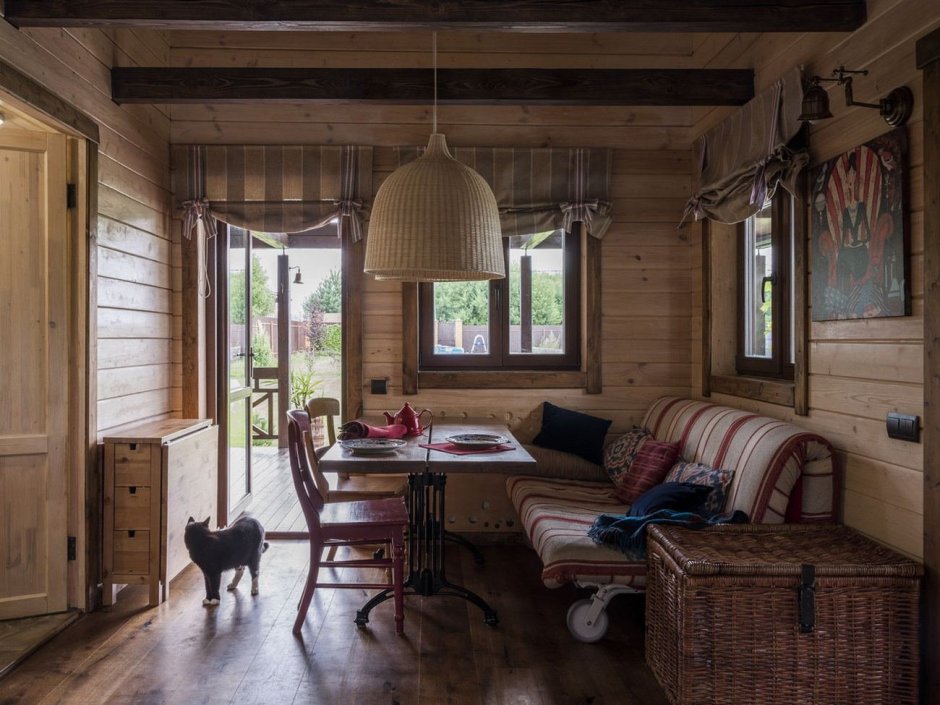 Маленькая уютная гостиная в деревенском стиле