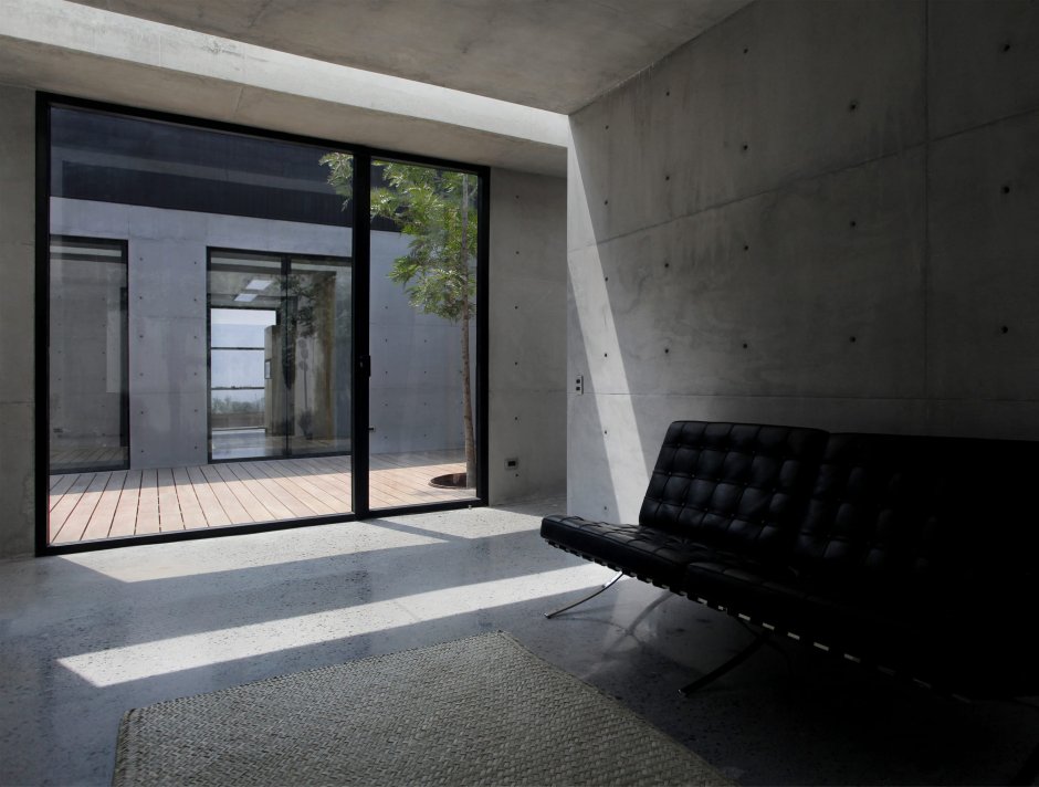 Серый дом из бетона