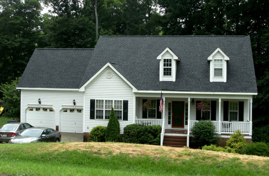 Белый дом с коричневой крышей