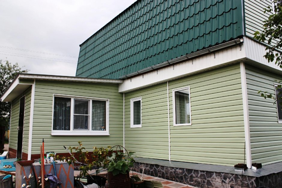 Дом из зеленого сайдинга