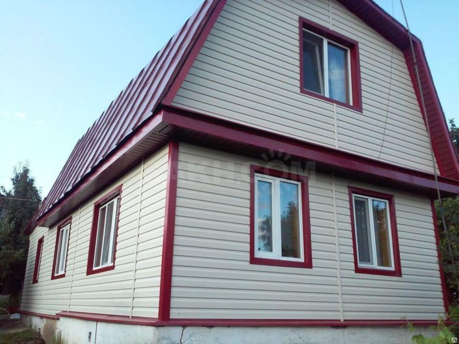 Бежевый дом с бордовой крышей