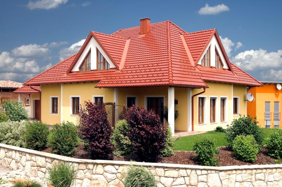 Белый дом с черепичной крышей в Германии