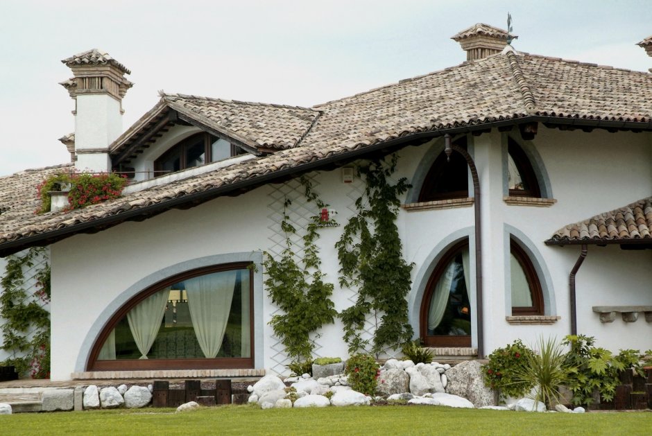 Дом с черепицей в современном итальянском стиле