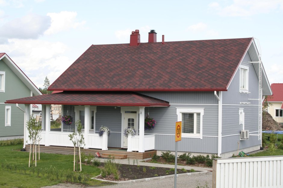 Бежевый дом с красной крышей