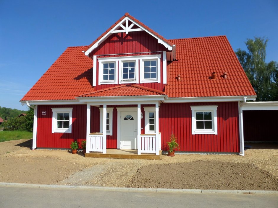 Красный дом с красной крышей