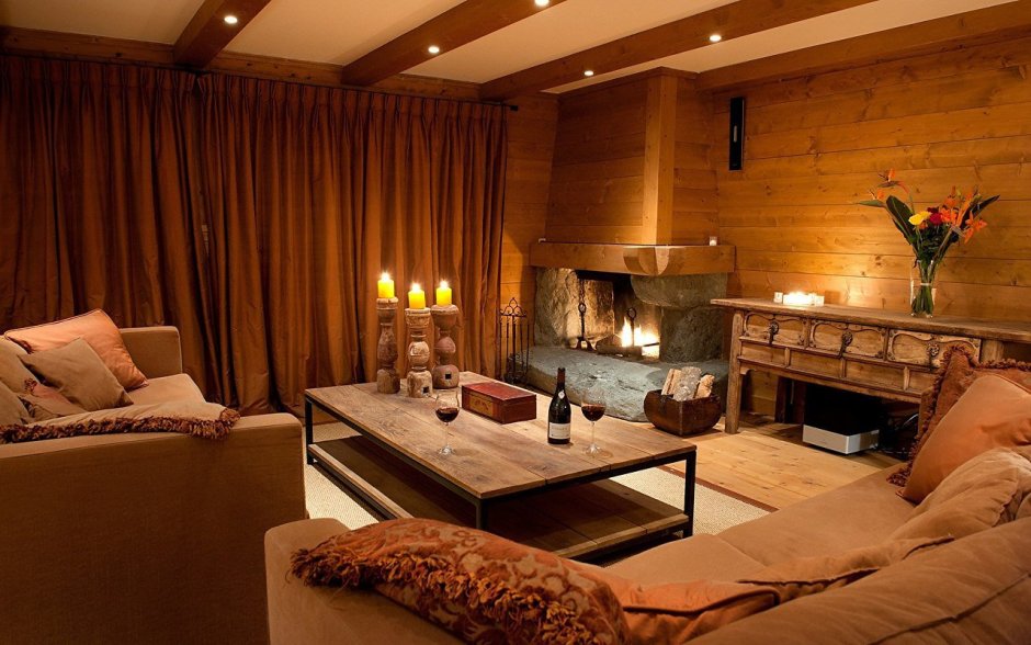 Уютный интерьер гостиной с камином
