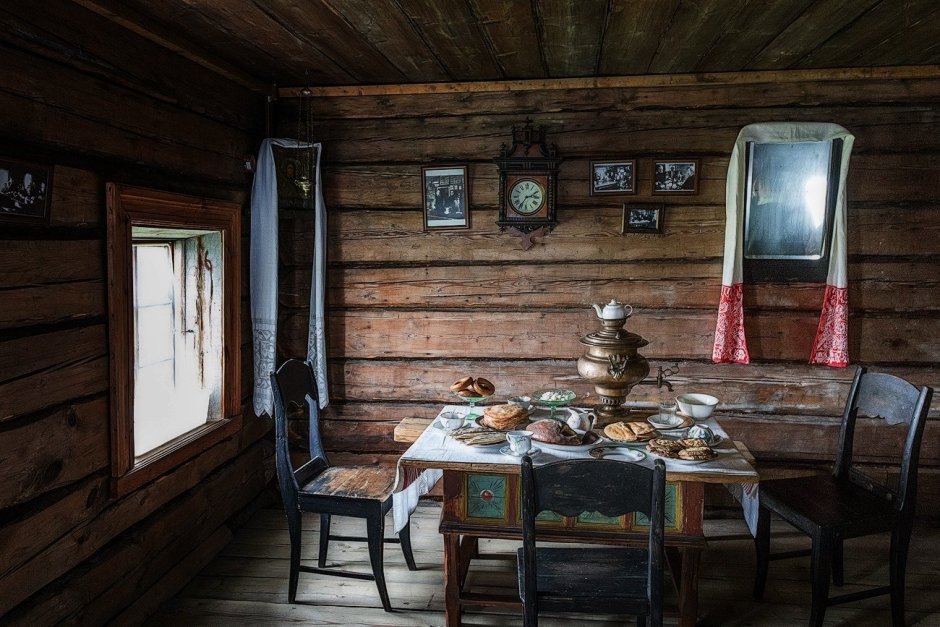 Русская изба в деревне внутри