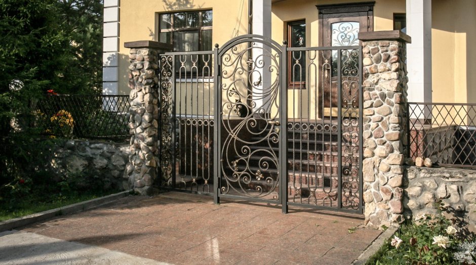 Дизайн ворот классики в частном доме