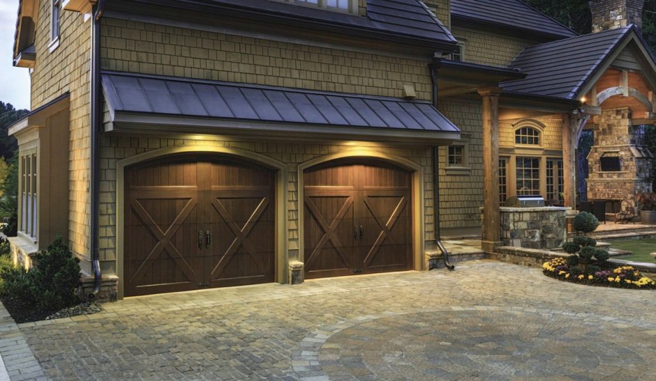 Красивые деревянные гаражные ворота